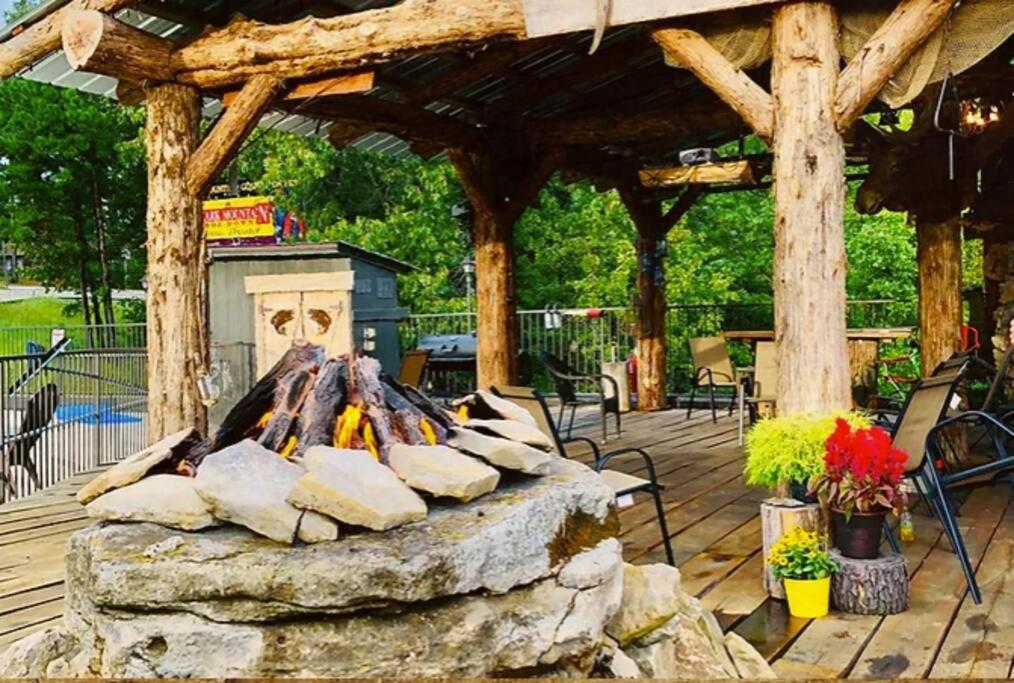 Stonegate Lodge 2 Queen Beds Wifi 50In Roku Tv Salt Water Pool Room #105 Eureka Springs Exterior photo