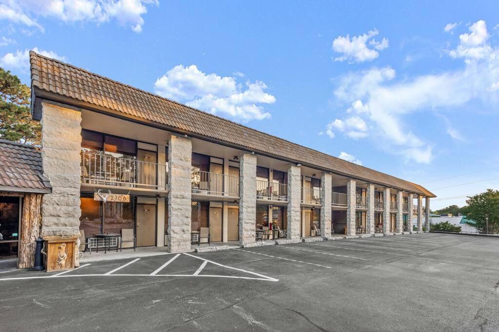 Stonegate Lodge 2 Queen Beds Wifi 50In Roku Tv Salt Water Pool Room #105 Eureka Springs Exterior photo