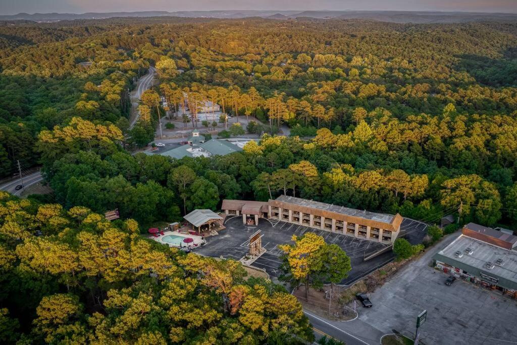 Stonegate Lodge 2 Queen Beds Wifi 50In Roku Tv Salt Water Pool Room #105 Eureka Springs Exterior photo