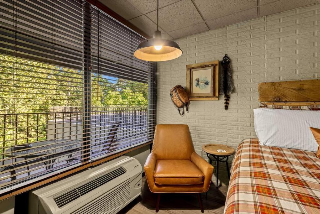 Stonegate Lodge 2 Queen Beds Wifi 50In Roku Tv Salt Water Pool Room #105 Eureka Springs Exterior photo
